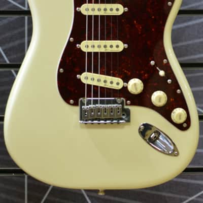 Fender Player Plus Stratocaster Olympic Pearl -  Incl Delux Gig Bag B Stock image 6