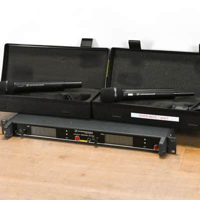 Sennheiser EM 3032-U Mikroport Receiver w/ two SKM5200 Mics 584-608 MHz CG012B6