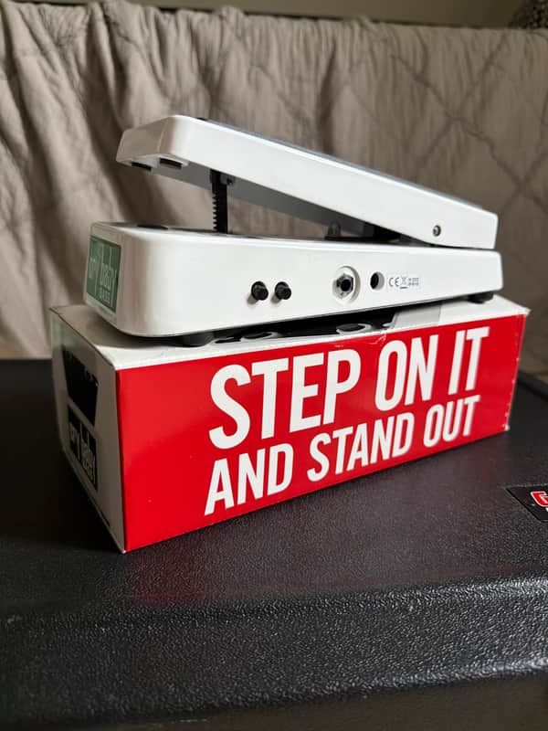 Dunlop 105Q Cry Baby Bass Wah 1999 - Present - White image 1