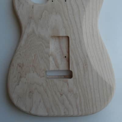 AMERICAN MADE STRAT CUSTOM STYLE BODY - RIGHT HANDED - 1 PC. SWAMP ASH 1442 image 2