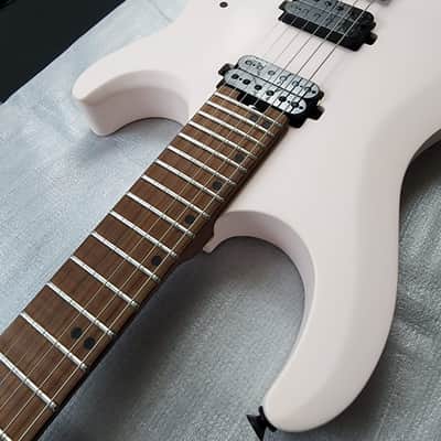 Harley Benton Dullahan-FT 24 Roasted SP Shell Pink Headless Roasted Flame Maple Stainless Frets image 17