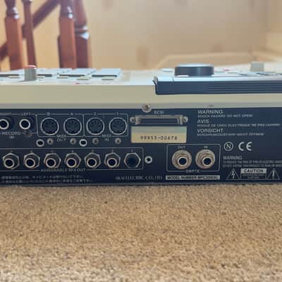Akai MPC 2000xl | 8 Outs | Max Ram | Card Reader | New Screen | Excellent Condition image 5