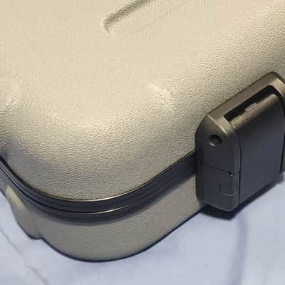 Fender Guitar Case - Stratocaster/Telecaster- Silver/Blue Model #: 0996102324 image 6