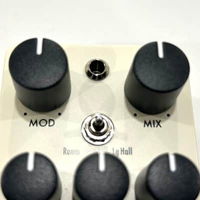 Universal Audio UAFX Evermore Studio Reverb Pedal – Very Good to Excellent Condition Overall – Light Lens Missing image 5