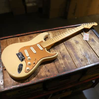 Fender American Deluxe Stratocaster V-Neck with Maple Fretboard 2004 - 2010 - Honey Blonde image 1
