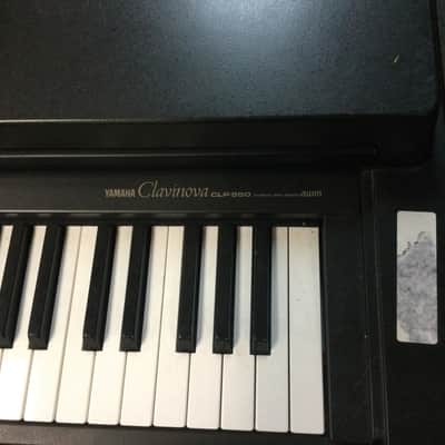 Yamaha Clavinova CLP-550 Black and White image 5