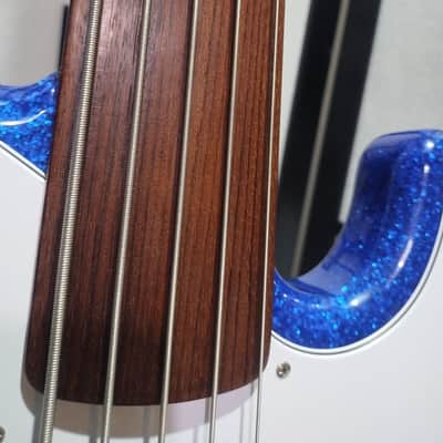 G&L USA JB-5 2017 - Unlined Fretless Quartersawn Neck Blue Metal Flake image 9