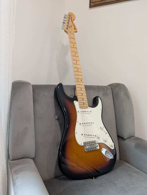 Fender American Special Stratocaster with Maple Fretboard 2010 - 2018 - 2-Color Sunburst