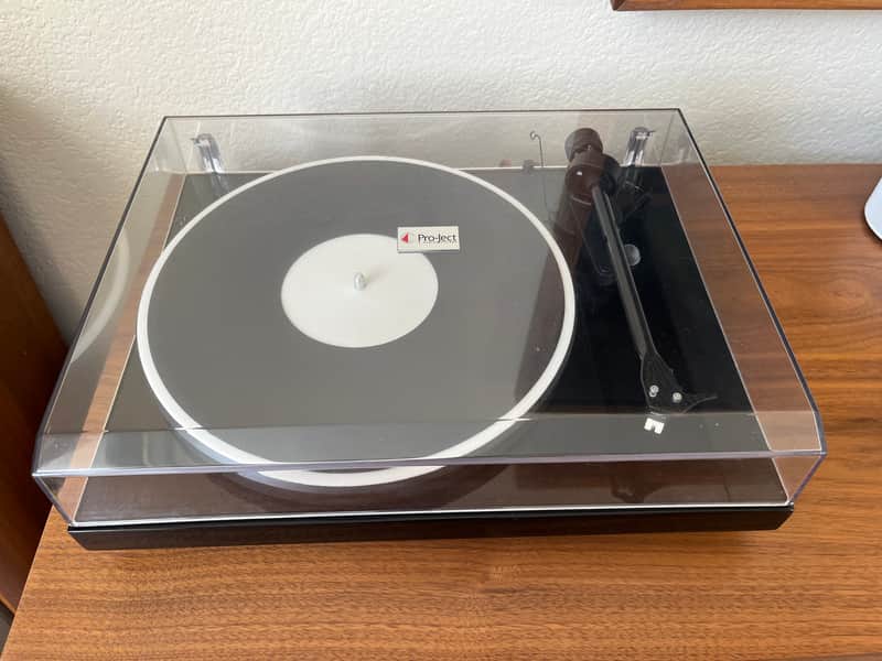 Pro-Ject Debut Carbon Turntable Sumiko Pearl Cartridge + Herbie's Mat Excellent image 1