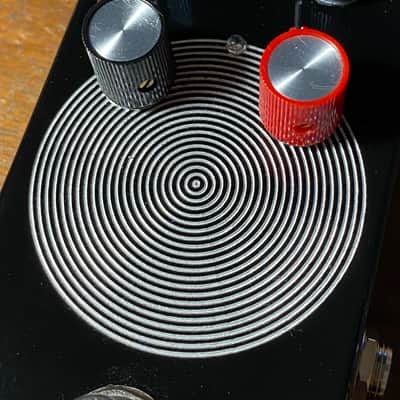 Super-Freq Ugly Face 2022 Black gloss engraved circles image 2