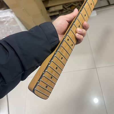 1 Large headstock 24 inch 22 frets Roasted Maple guitar neck 24inch hole 10mm Satin for JAGUAR body black binding image 2
