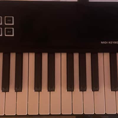 Roland A-800PRO 61-Key MIDI Keyboard Controller 2010 - Present - Black image 3