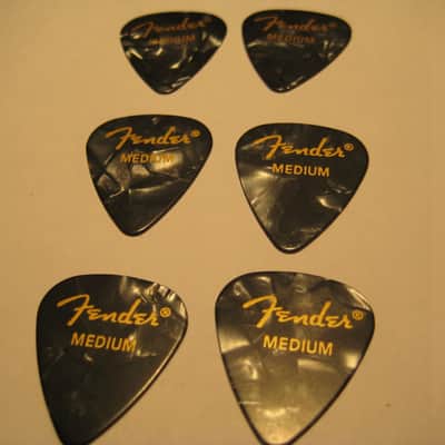 Fender Medium Black Pearl W Gold Guitar Picks 6 Pieces image 4