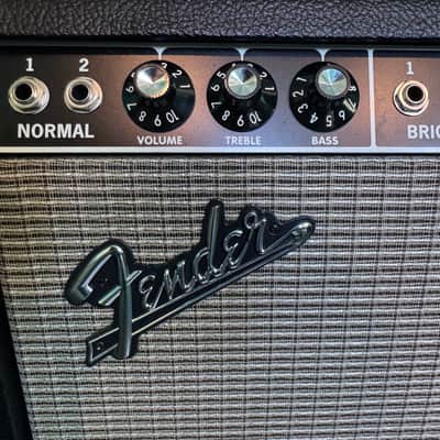 Fender '64 Custom Deluxe Reverb-Amp 2-Channel 20-Watt 1x12" Guitar Combo 2017 - Present - Black image 2