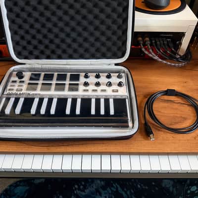 Akai MPK Mini MK2 + Official Decksaver + Hard Case + Original Box image 15