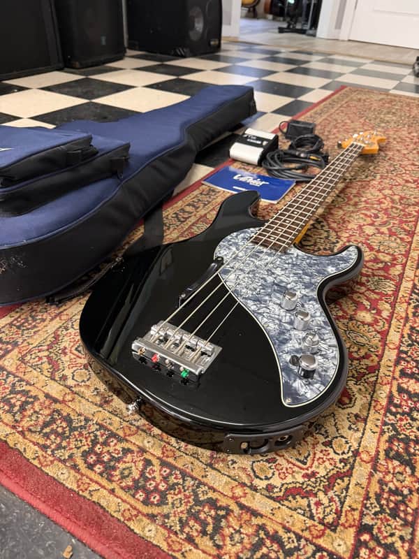 Line 6 Variax 700 Bass