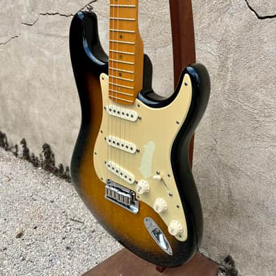Fender American Deluxe Stratocaster V-Neck with Maple Fretboard 2004 - 2010 - 2-Color Sunburst image 7