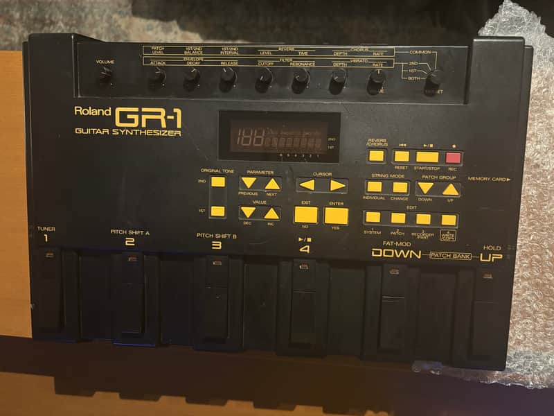 Roland GR-1 Guitar Synthesizer - Black . Not Tested selling for parts. image 1