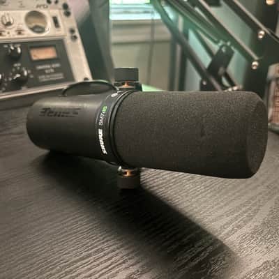Shure SM7dB Cardioid Dynamic Microphone with Built-In Preamp 2023 - Present - Black image 2