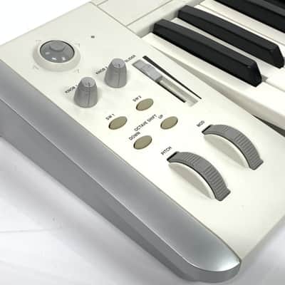 Korg K25 25-Key USB MIDI Studio Controller 2000s - White TGHM image 6