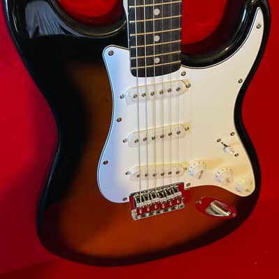 Silvertone electric guitar Sunburst image 2