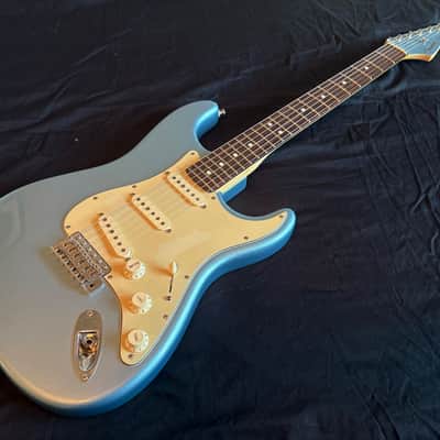 Fender 2005 FSR American Deluxe '62 Stratocaster Reissue Ice Blue Metallic with Matching Headstock image 3