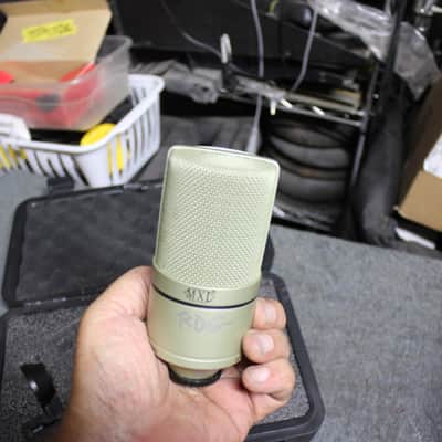 MXL 990/ Condenser Mic with Case and One Mount image 4
