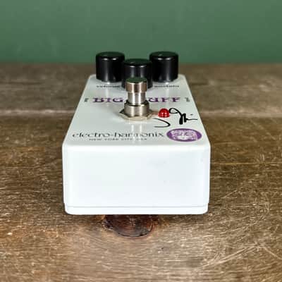 Electro-Harmonix J Mascis Signature Ram’s Head Big Muff Pi 2022 - White / Violet image 6