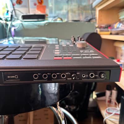 Akai MPCX Sampler / Sequencer Desktop Workstation with fitted SKB Case, DeckSaver, extra internal Hard Drive, $600 of Sounds, and printed custom tutorial guidebook Bild 6