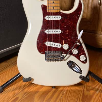 Fender Deluxe Roadhouse Stratocaster with Maple Fretboard 2008 - 2013 Arctic White image 2