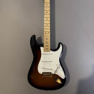 Fender 60th Anniversary Commemorative American Standard Stratocaster with Gold Hardware, Maple Fretboard 2014 - 2-Color Sunburst image 3