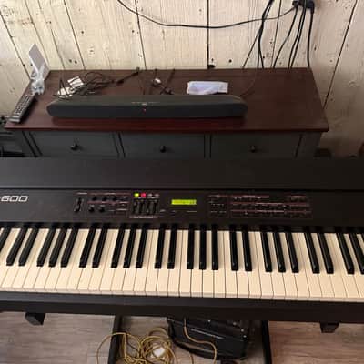 Roland RD-600 88-Key Digital Stage Piano 1997 - 2002 - Black