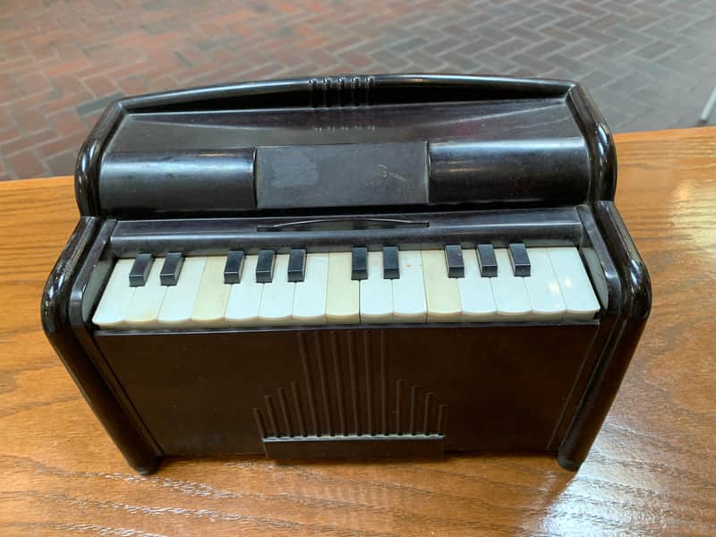 Vintage Magnus Organ Model 1510 image 1