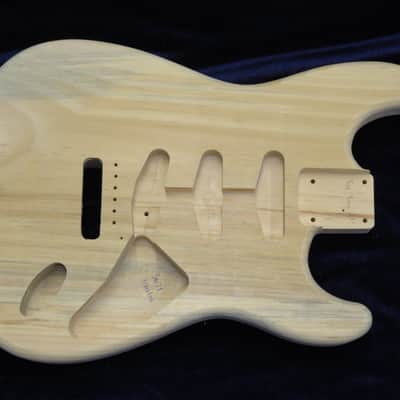 40yr Aged Pine Strat Style body - 3lbs 1oz #3671  *IMPORT CHARGES INCLUDED image 2