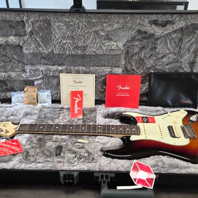 Fender American Professional Stratocaster 2018 BRAND NEW Time Capsule CASE QUEEN Ultra Luxe 2-Tone Sunburst USA Strat 60s vintage 4-bolt neck Investor Guitar image 1