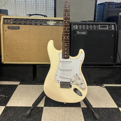 Fender Standard Roland Ready Stratocaster 2006 - 2012 - Arctic White image 3