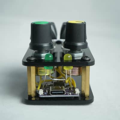 useMidi madMidiMiniClassic Acrylic 2025 with 2 Note Buttons 2 Potentiometers and LEDs image 4
