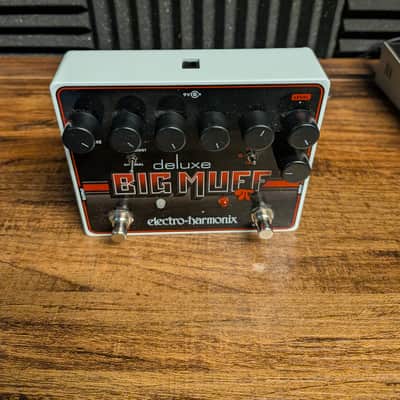 Electro-Harmonix Deluxe Big Muff Pi Distortion / Sustainer 2014 - Present - Black / Red image 2