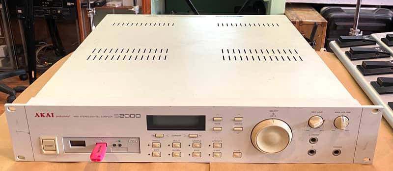 Akai S2000 MIDI Stereo Digital Sampler 1995 - White image 1