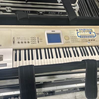 Korg Triton Studio 61-Key 120-Voice Polyphonic Workstation w/ Road Case