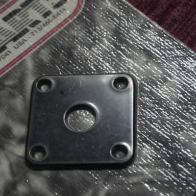 new in package Allparts AP-0633-023 Black Plastic Square Jackplate for Les Paul (this item is packaged by the manufacturer WITHOUT the screws - but I AM including screws), Allparts AP-0633-023 Black Plastic Square Jack Plate image 7