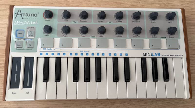 Arturia MiniLab MkII 25-Key MIDI Controller 2017 - Present - White image 1