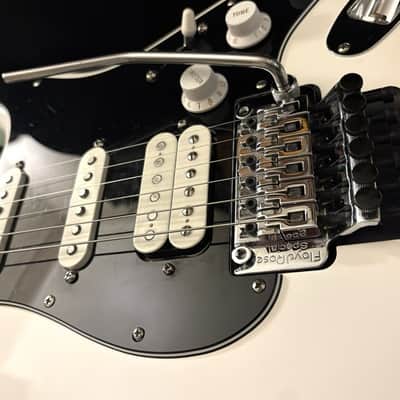 2022,Fender Player Stratocaster® Floyd Rose® HSS/MIM/Polar White..Fender Gig Bag. image 3