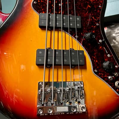Fender Roscoe Beck Artist Series Signature Bass V 1998- 3-Colour Sunburst image 3