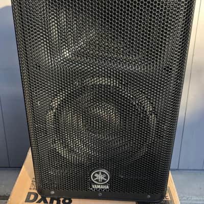 Yamaha DXR8 8" Active Speaker Black w/cases! image 2