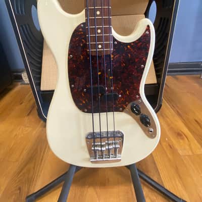 Fender Mustang 4 string bass 2002-2004 - White with Case image 3