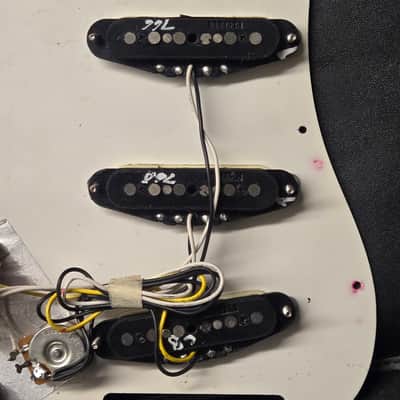 Fender Noiseless Stratocaster Pre Wired Pickguard - White/White image 4