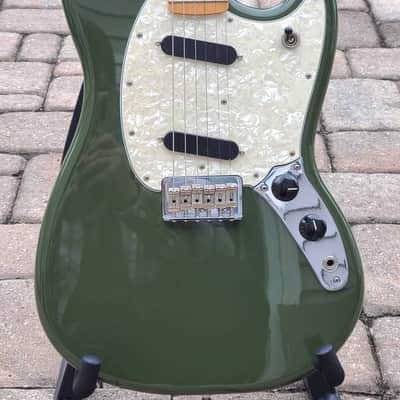 Immagine Fender Offset Series Mustang with Maple Fretboard 2017 - 2019 - Olive - 2