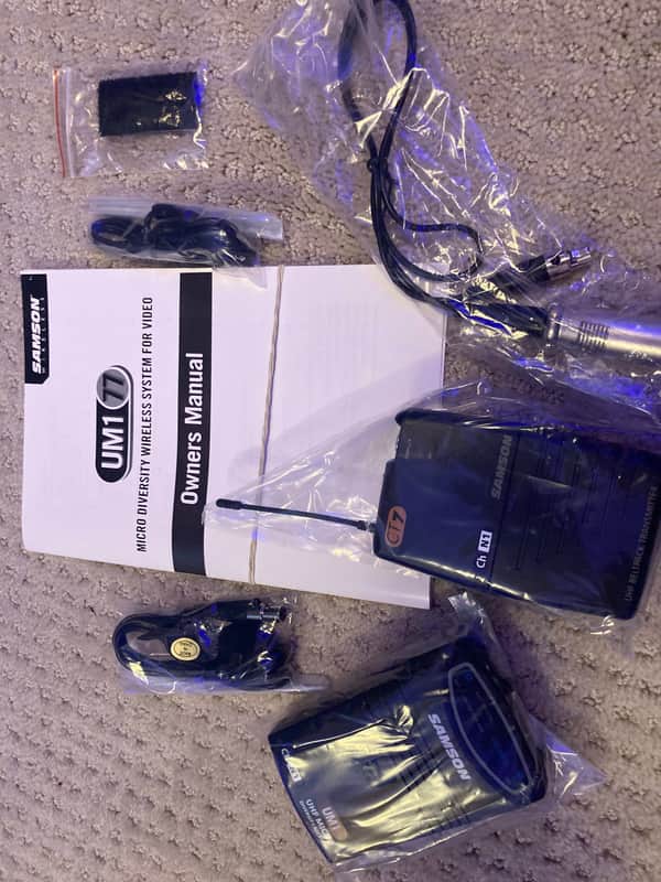 Samson UM1/77 Series - Camera Mountable UHF Wireless Lavalier Microphone System with UM1 Diversity Receiver - Black image 1