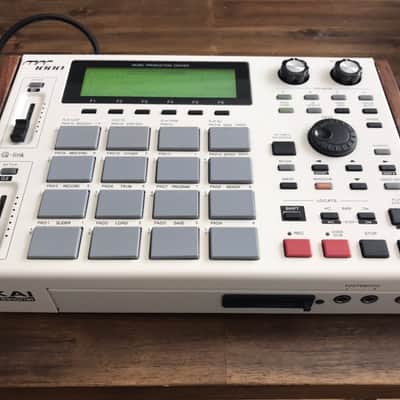 Akai MPC1000 Custom White / Woodgrain, with hard drive image 2